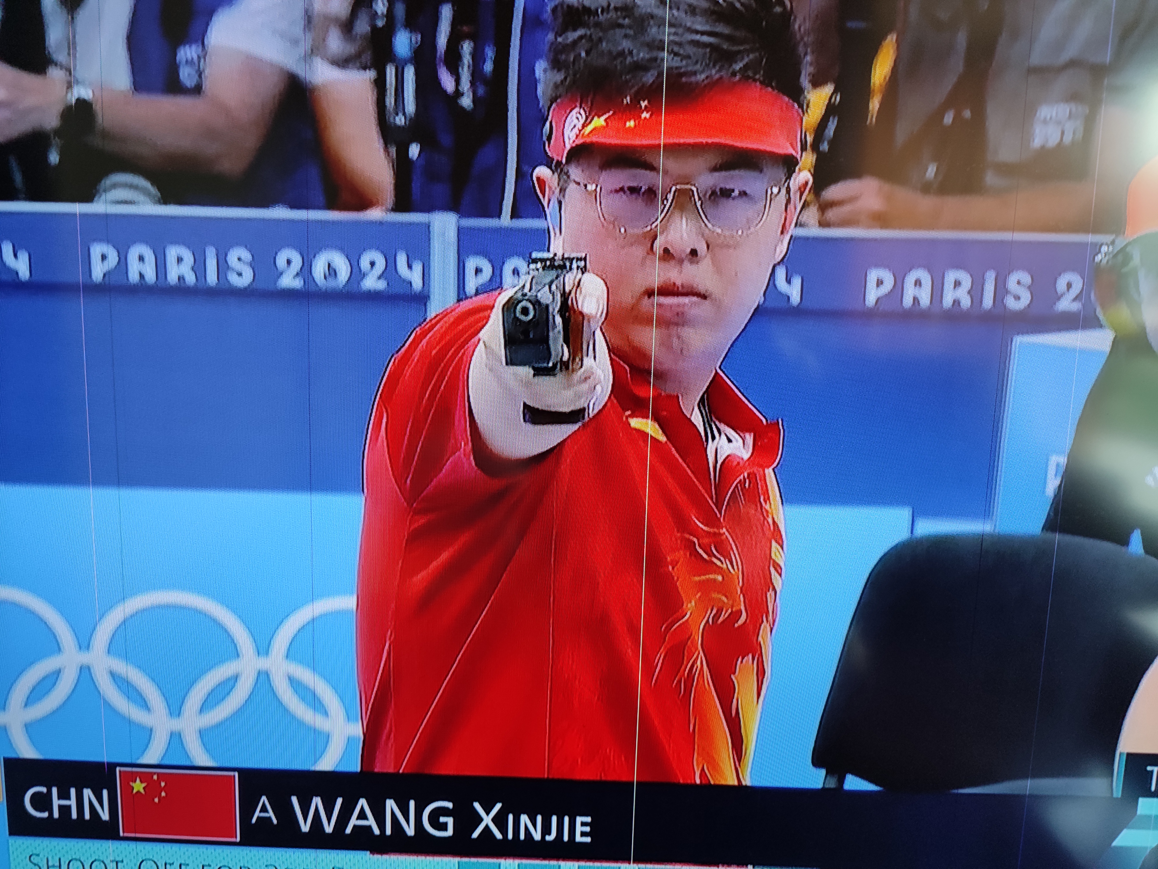 射击冠军击中靶心，多产得奖