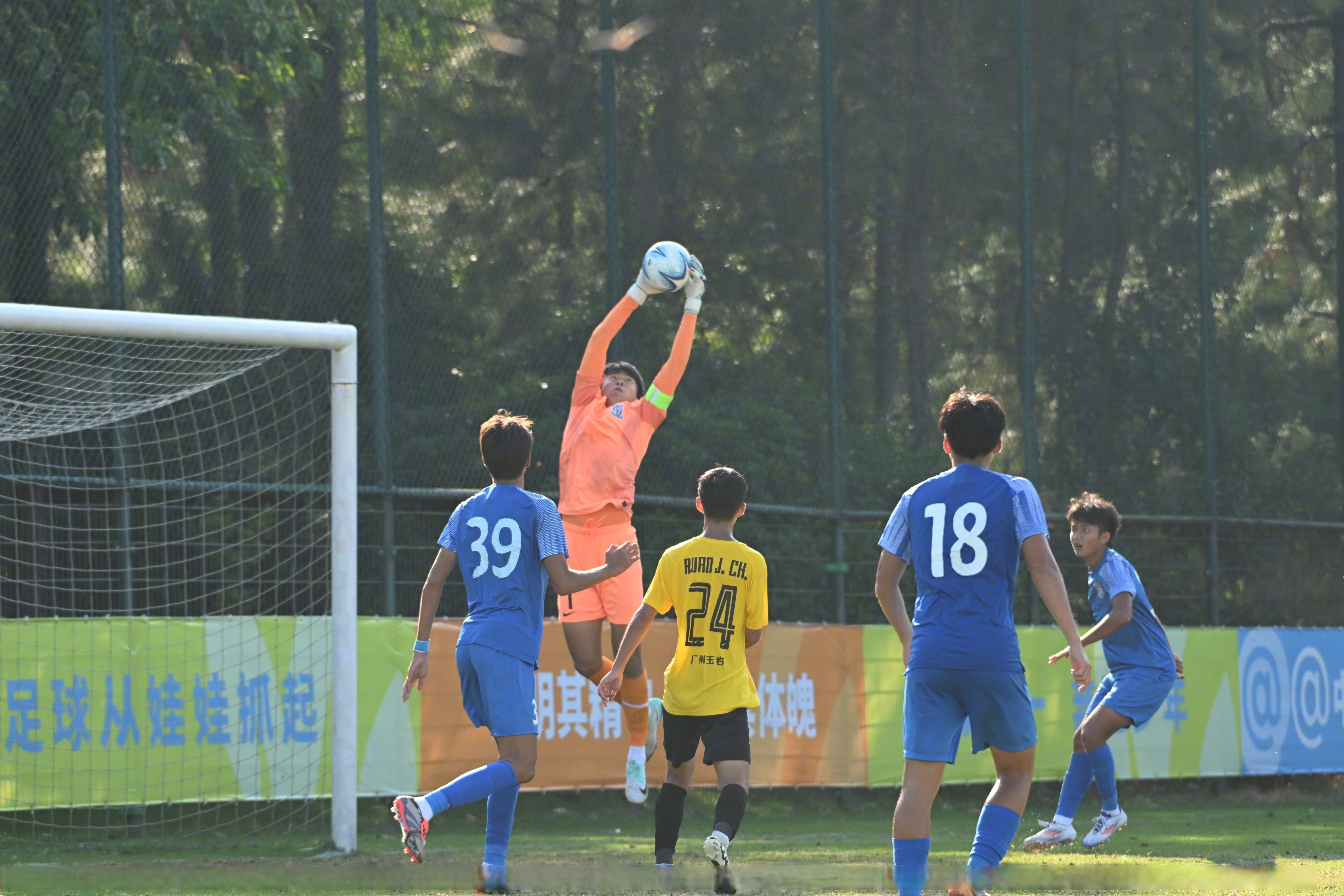 国内足球联赛战术激烈演绎，球队备战全力