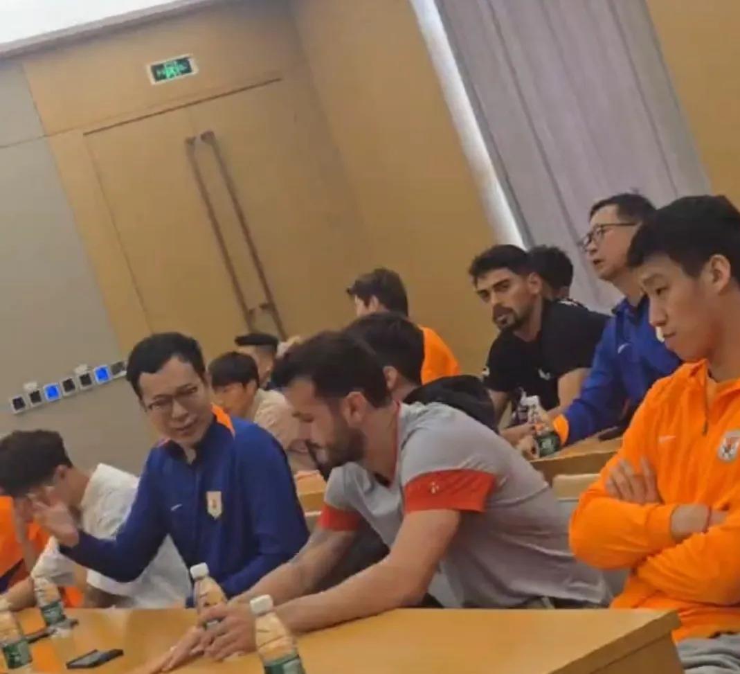 足球赛事现场直播，全网聚焦热议