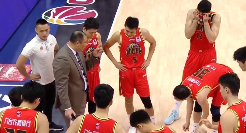 吉林队主教练被罚下场，球队表现下滑的简单介绍