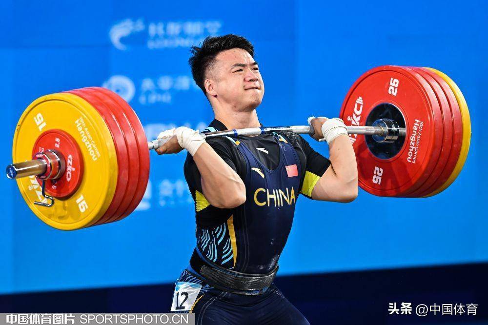关于举重选手挑战极限，实力超群的信息