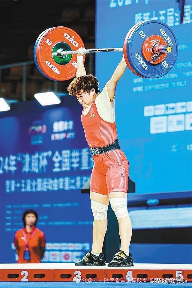 关于举重选手挑战极限，实力超群的信息